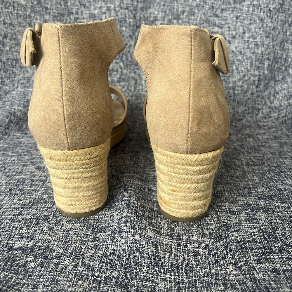 Unisa Unhazi wedge ankle strap sandal. Size 8 - Picture 3 of 4